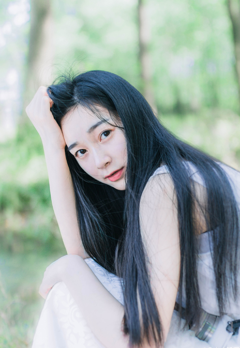 男女间不存在也不可能存在友谊，所谓男女之间的友谊，不外是爱情的初步或剩余，或许就是爱情自身。